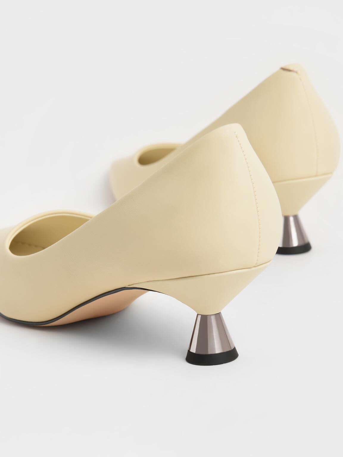 Pump made of ivory white suede, high cut shaft edge and high heel, Women's  shoe made of ivory white suede. Model: Pointed nose, one-piece leather top.  The front of the heel runs
