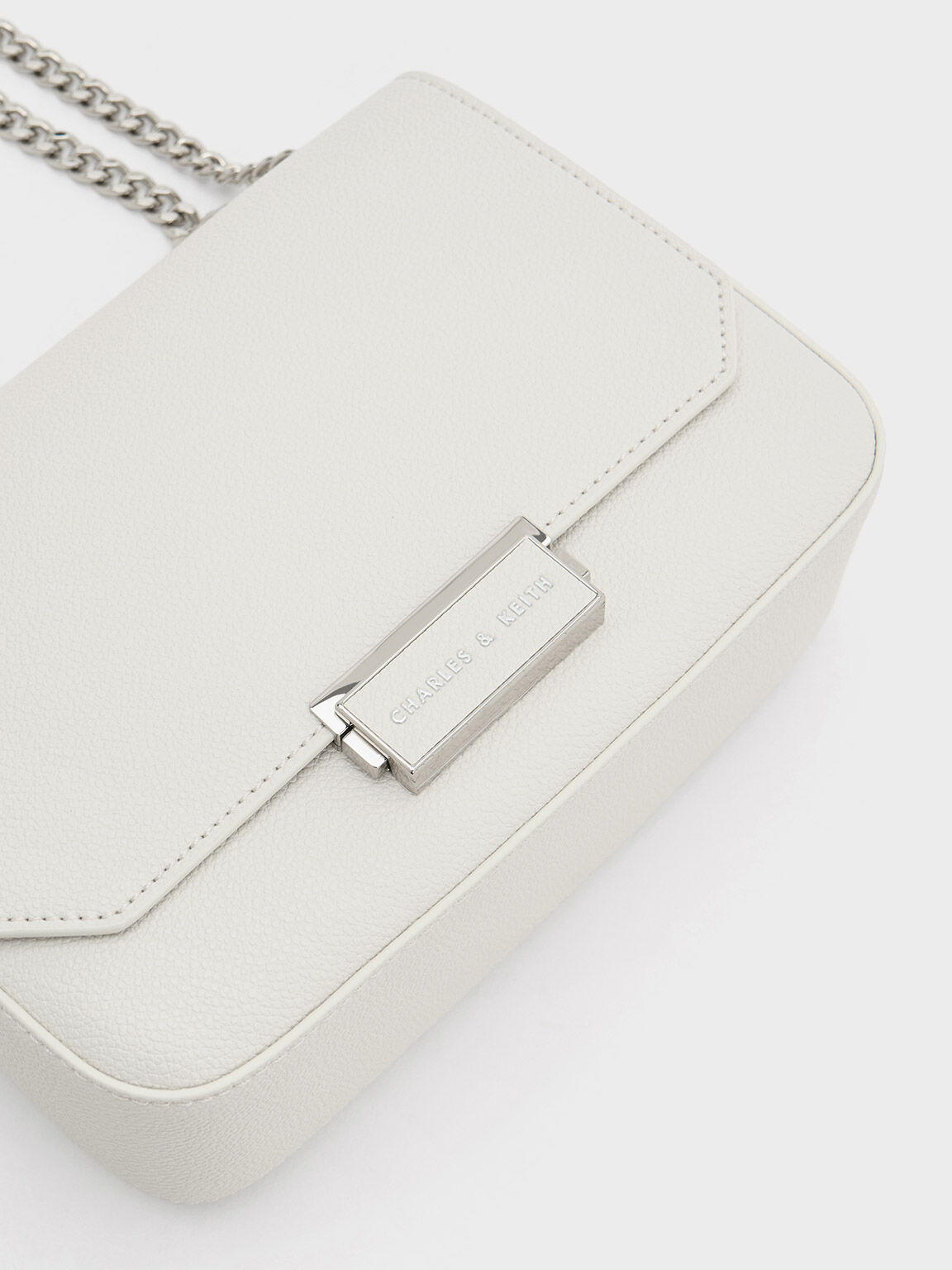 Vintage CHANEL ivory white lambskin 2.55 chain shoulder bag with gold CC  motif. | Chain shoulder bag, Vintage chanel bag, Chanel handbags